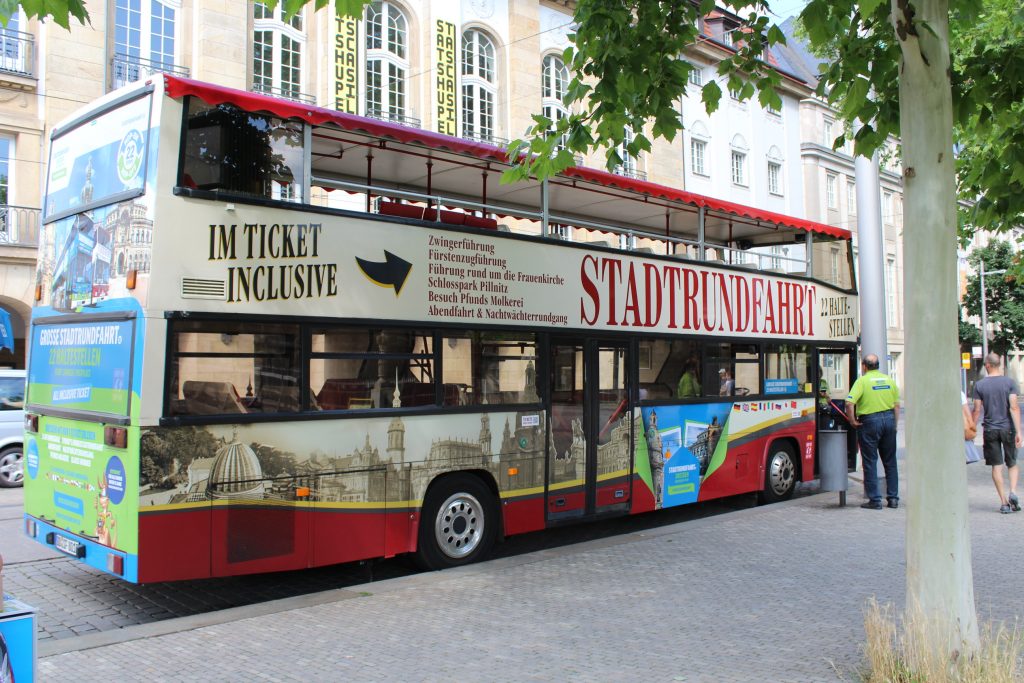Stadtrundfahrt-Bus in Dresden