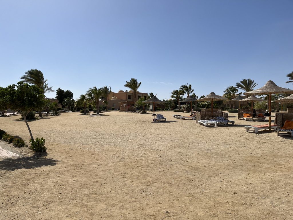 Wadi Lahmy Azur Resort - Blick vom Strand zum Zimmer 1141